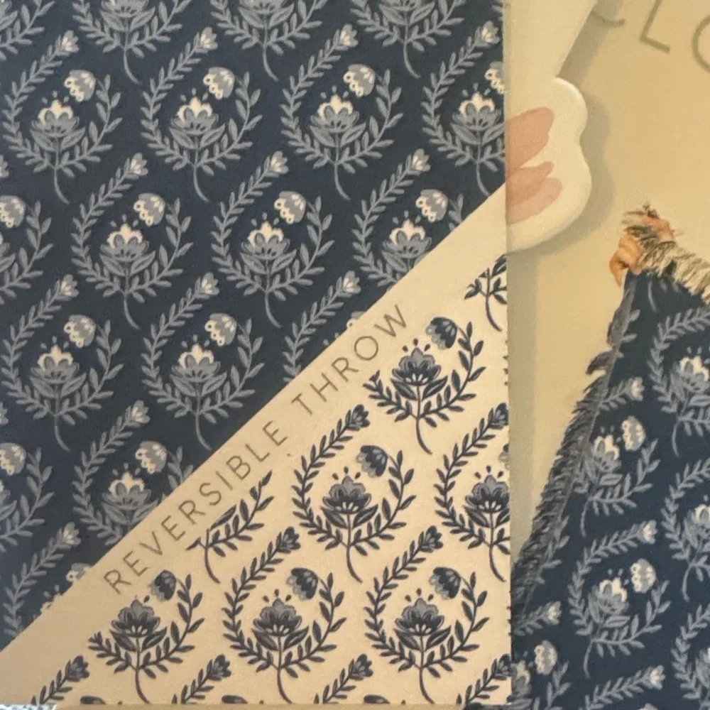 BLOOM Cloud Chenille Lightweight Reversible Floral Throw - Fringe - Blue/White